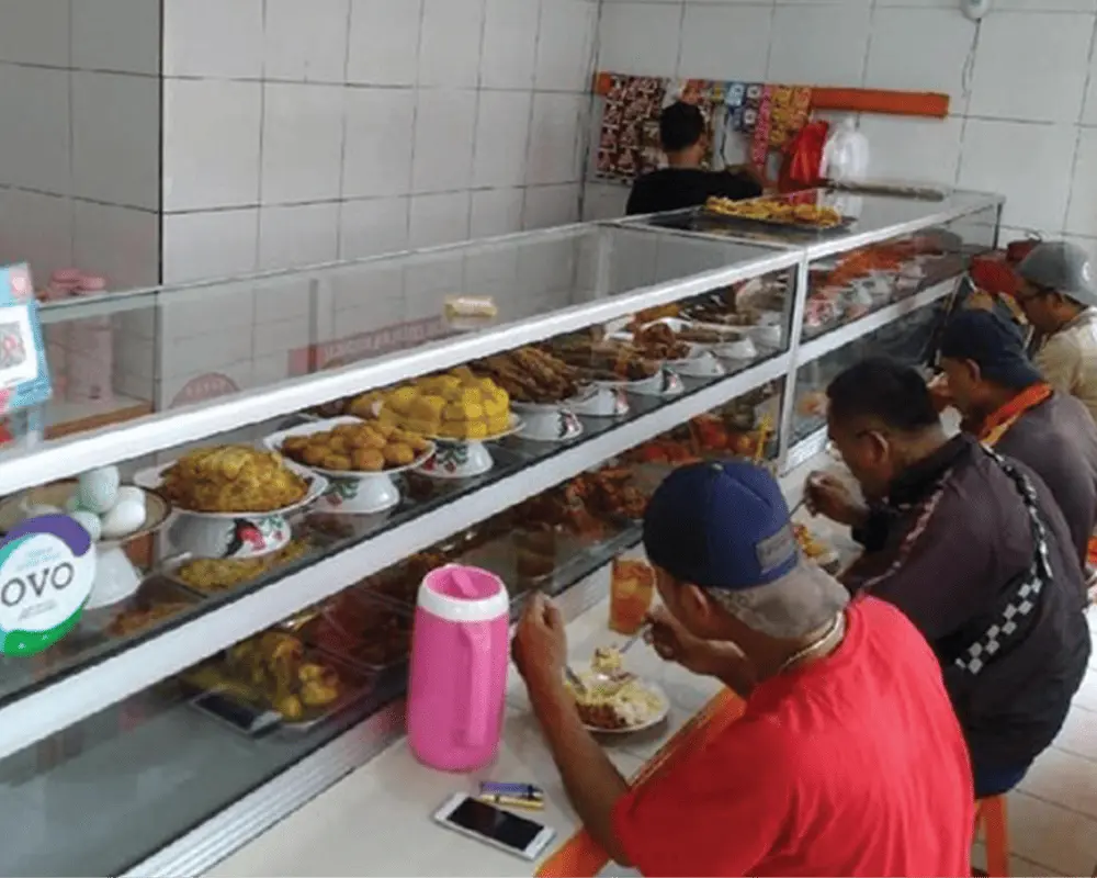 Pengunjung_Warteg_Kharisma_Bahari_Group